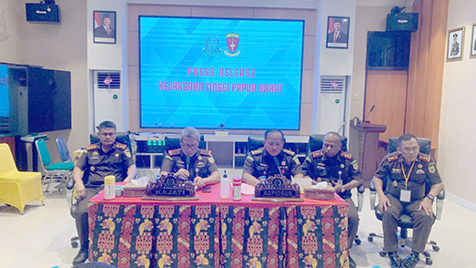 Kajati-Papua-Barat-Muhammad-Syarifuddin-saat-pimpin-konfrensi-persnya-di-kantor-Kejati-Papua-Barat-2